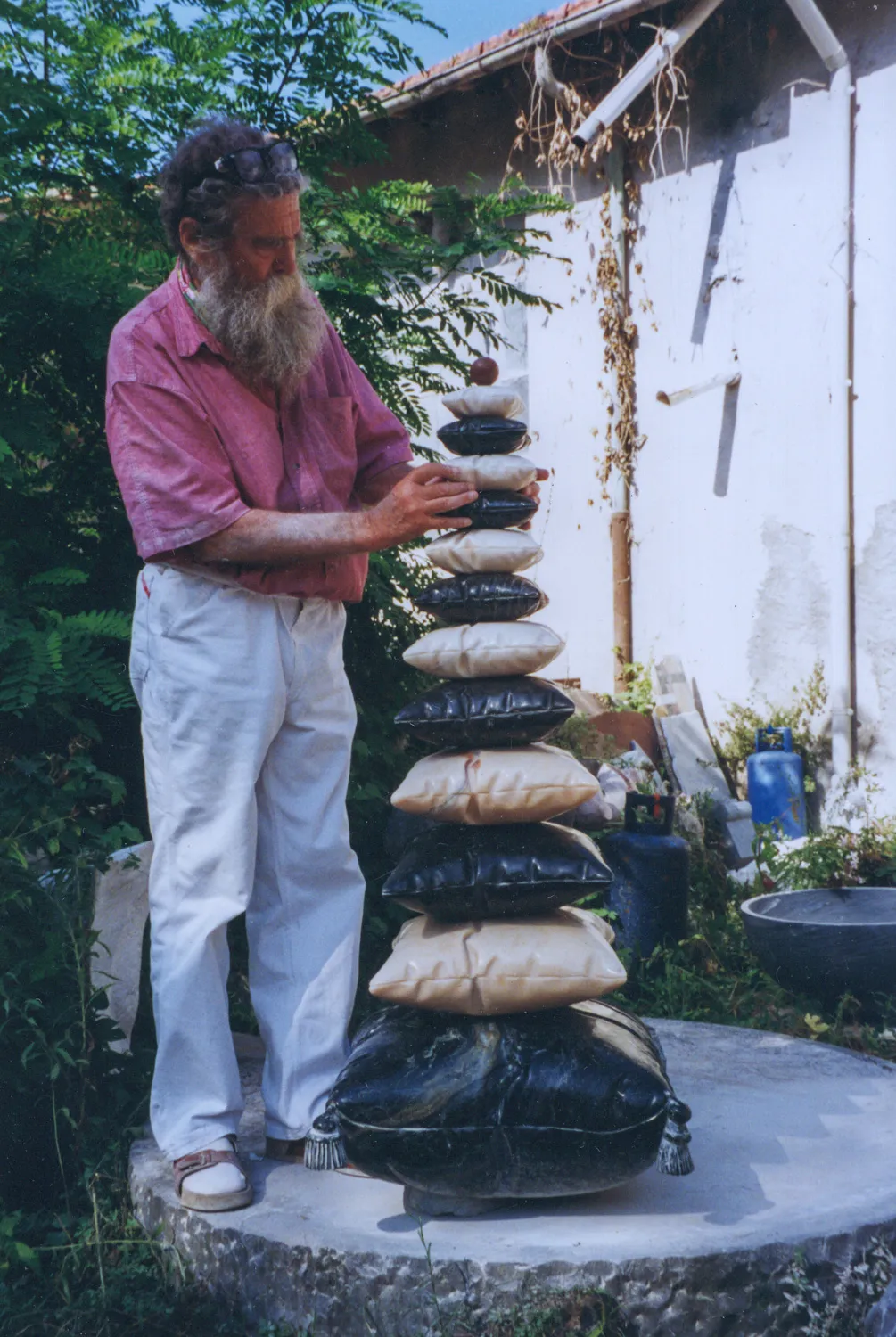 Small pillow sculpture Poul Gernes with Small pillow sculpture in Pietrasanta 1995
