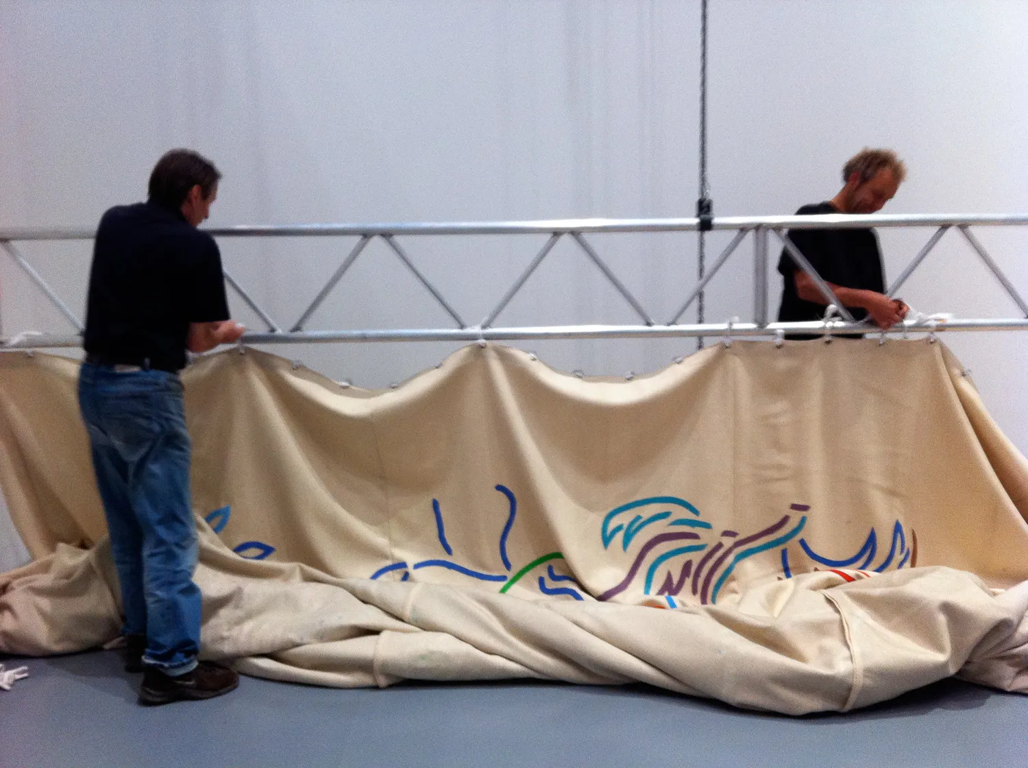 Ophængning af scenefortæppet i Deichtorhallen 2010
