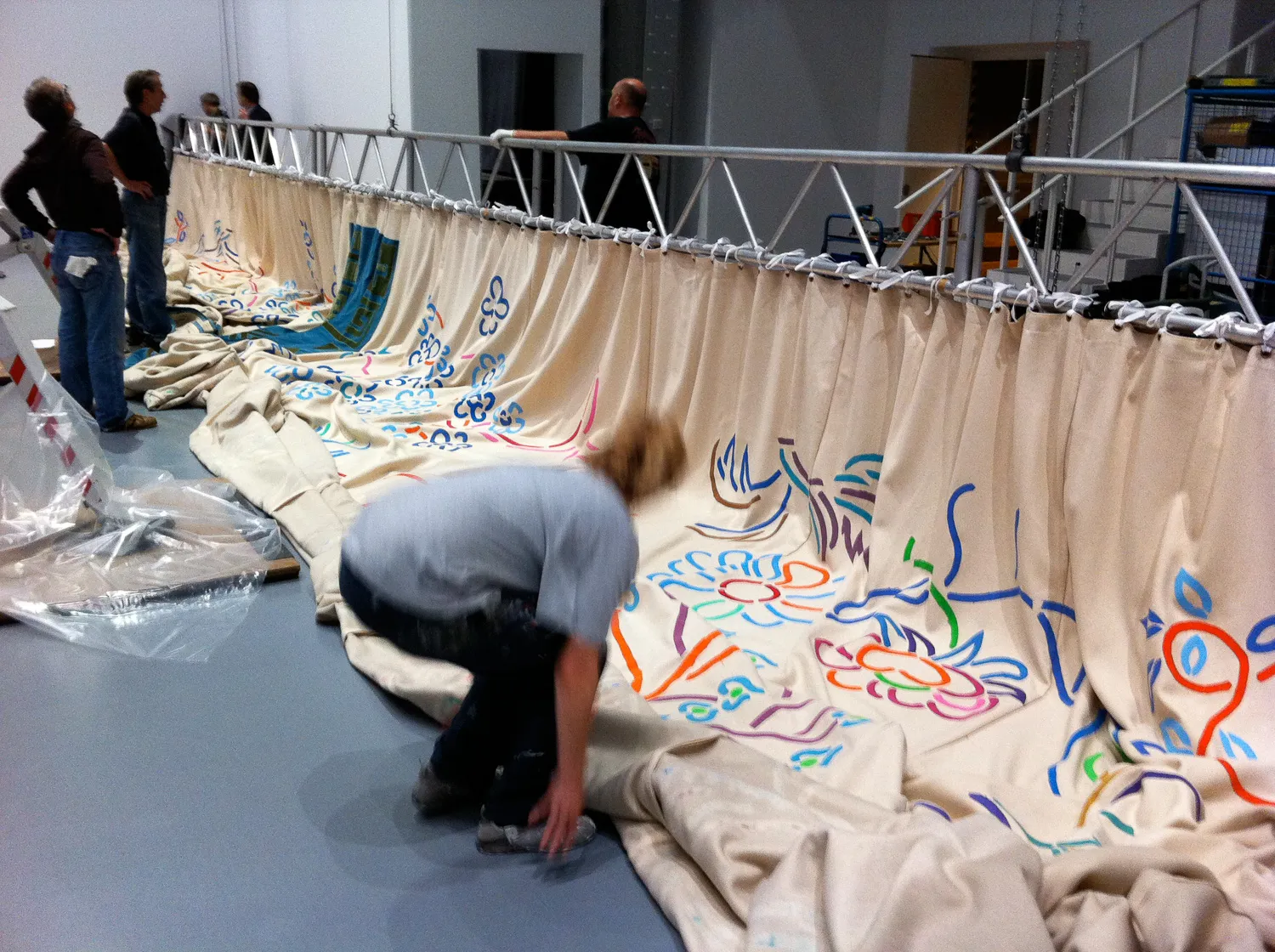 Ophængning af scenefortæppet i Deichtorhallen 2010