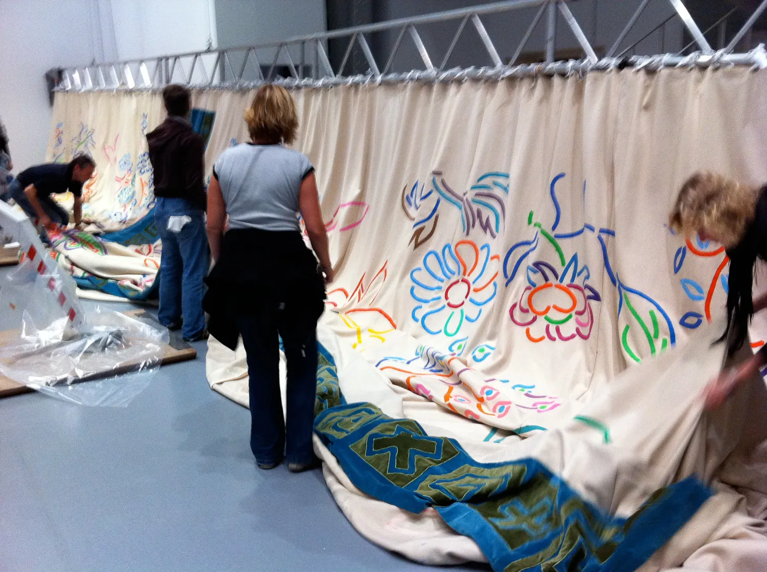 Ophængning af scenefortæppet i Deichtorhallen 2010