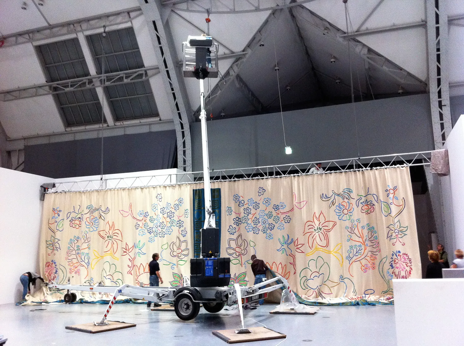 Ophængning af scenefortæppet i Deichtorhallen 2010