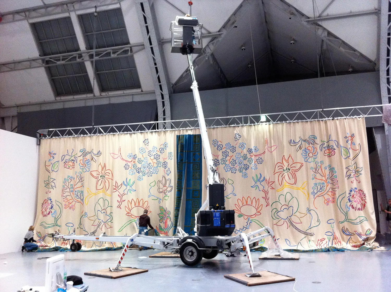Ophængning af scenefortæppet i Deichtorhallen 2010
