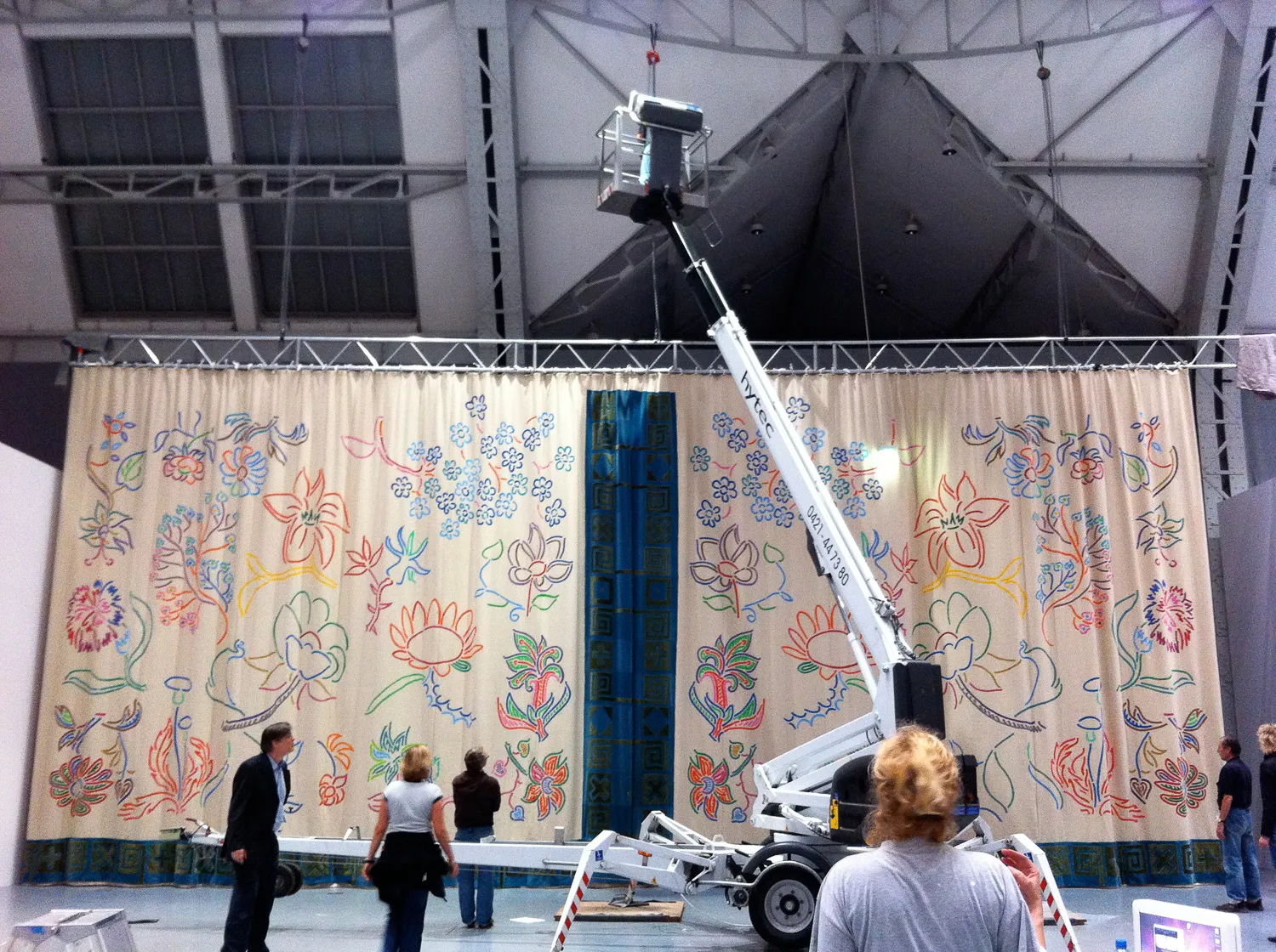 Ophængning af scenefortæppet i Deichtorhallen 2010