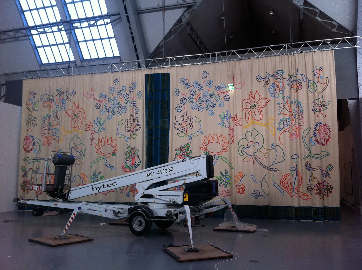 Ophængning af scenefortæppet i Deichtorhallen 2010