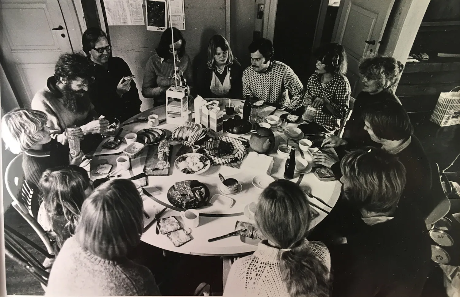 Rundt om bordet ses Poul Gernes, John Hunov, Birthe Inge Hunov, Maude, Peter, Konrad Gernes, Aase Gernes, Per Kirkeby, Kenneth Svensson, Anne-Sofie Gernes, Kerstin, Rebecca Kirkeby, Ulrikka Gernes, 1971-2 
