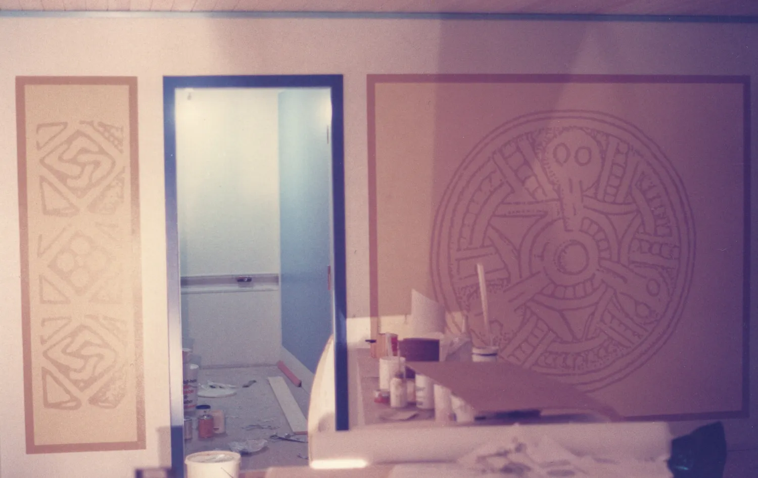 Udsmykning på Leirvik rådhus i 1986 med motiver hentet fra lokal ornamentik