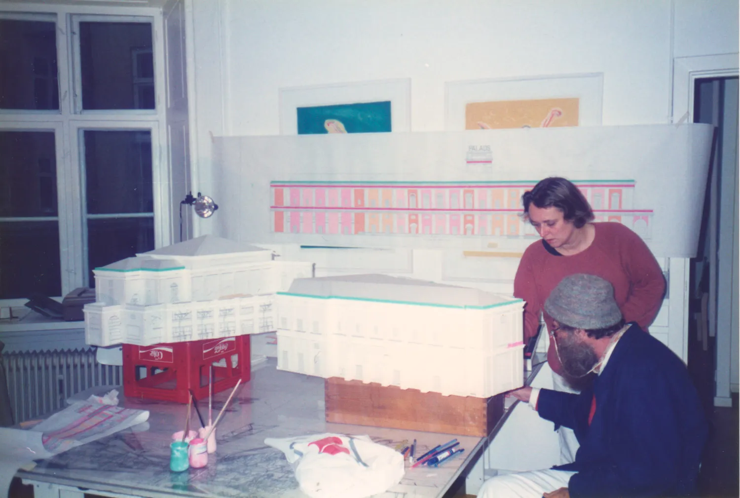 Arbejder på modellen til Palads-teatret sammen med studerende Helene Willumsen, 1988